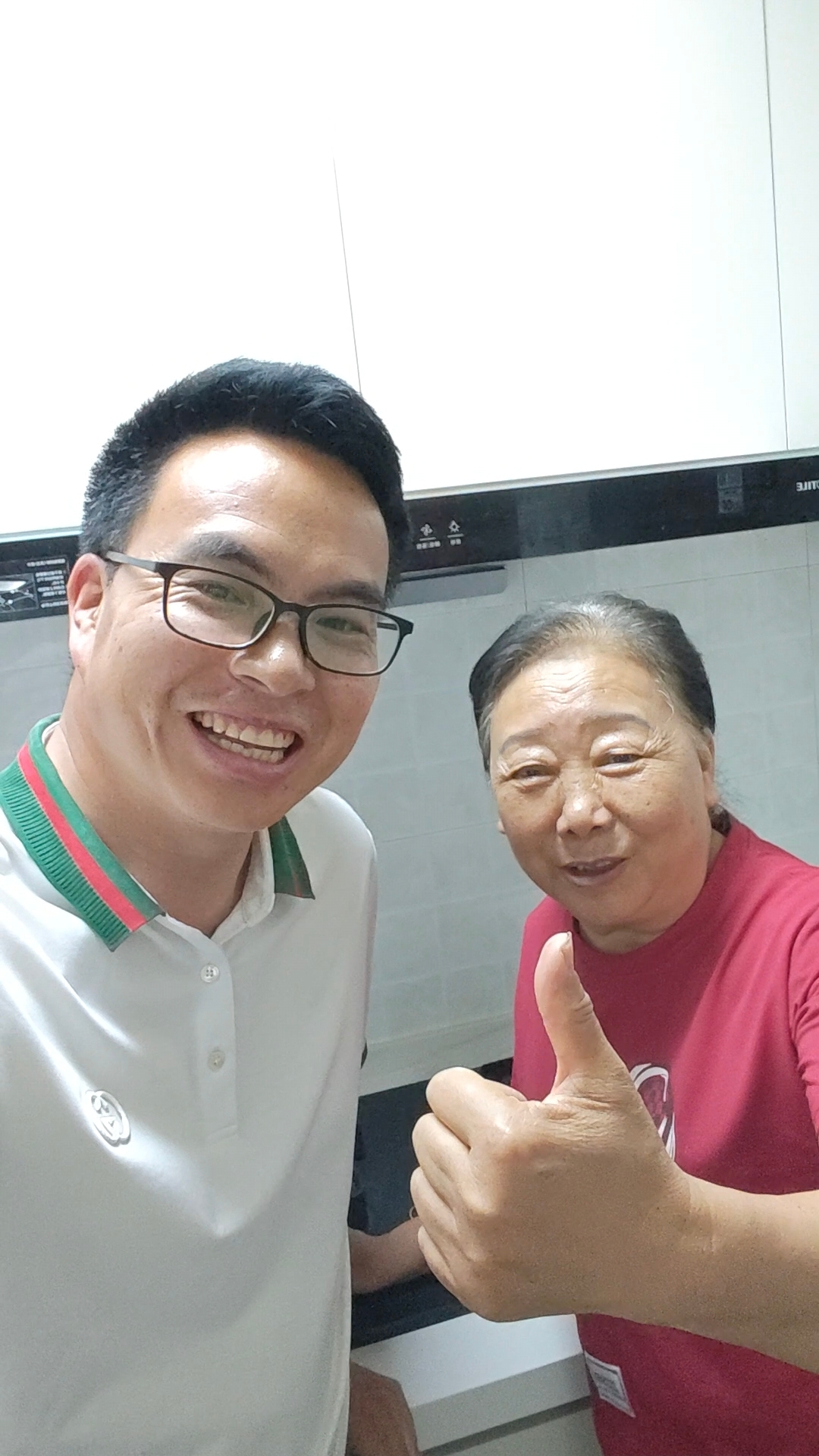 昆明铭门高弟毛阿姨厨房改造完工后与天才哥合影竖大拇指
